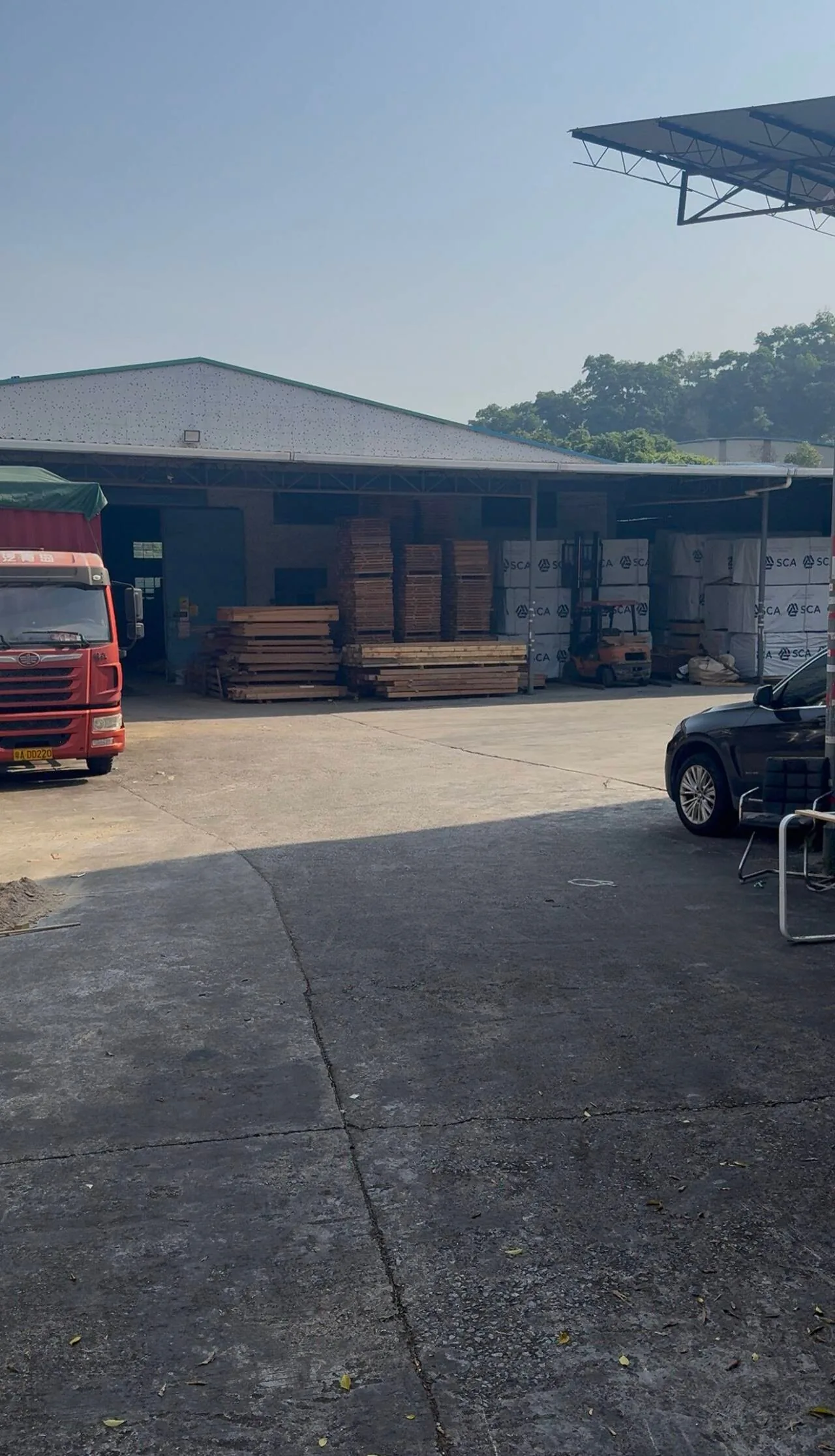The workshop frontage and loading yard in Baiyun District, Guangzhou